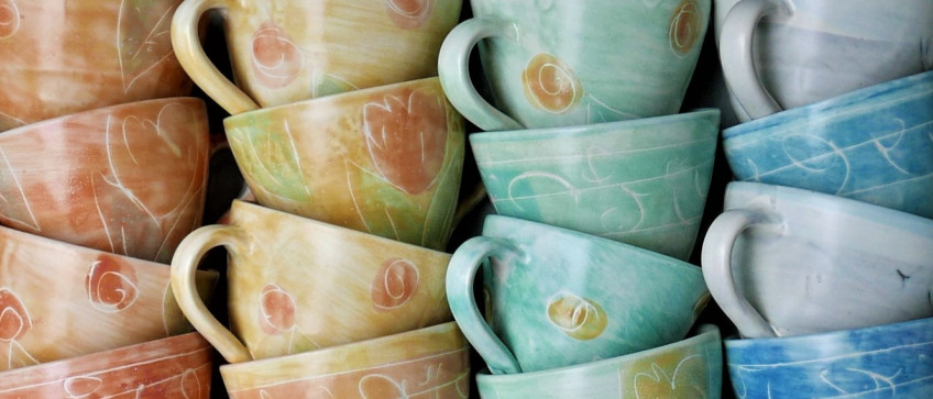 Bunt gestaltete aufgestapelte Tassen aus Keramik