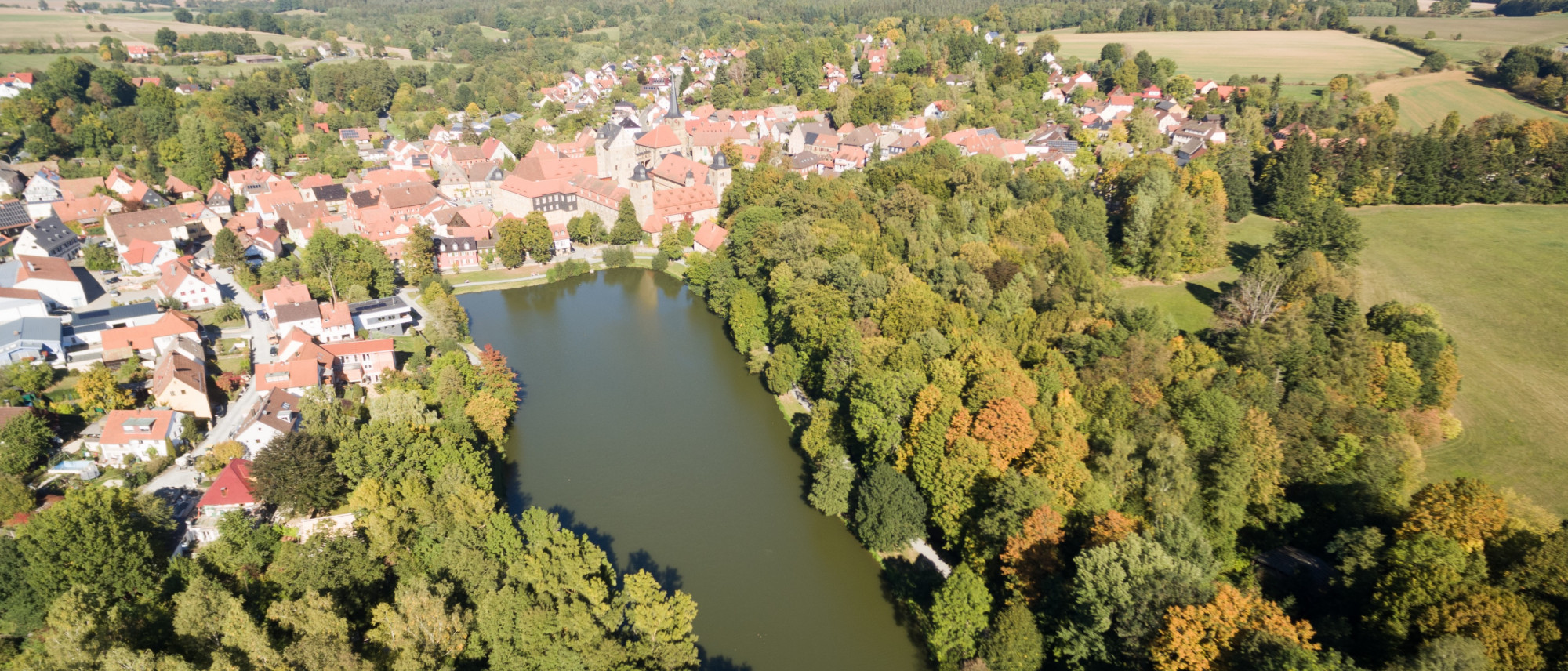 Blick aus der Luft auf den am Schlossweiher gelegenen Ort Thurnau